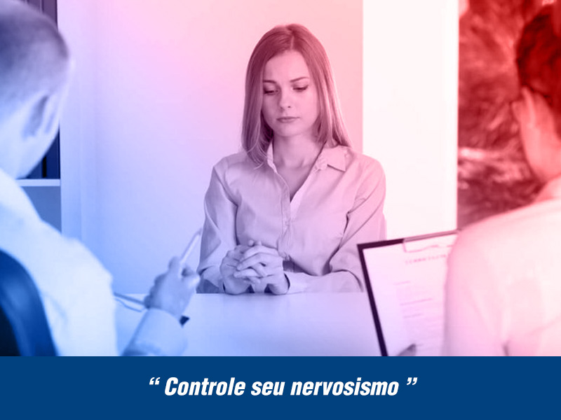 mulher nervosa em entrevista de emprego